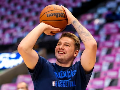 Luka Doncic antes del partido de los Dallas Mavericks contra los LA Clippers.