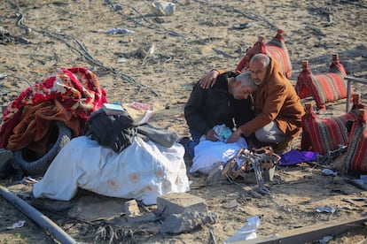 Dos hombres en Rafah tras un bombardeo de Israel, este domingo.