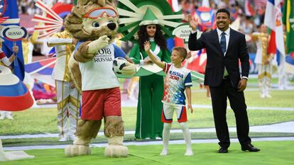 Ronaldo com o mascote da Copa, o lobo Zabivaka.