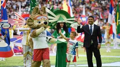 Ronaldo com o mascote da Copa, o lobo Zabivaka.