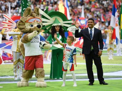 Ronaldo com o mascote da Copa, o lobo Zabivaka.