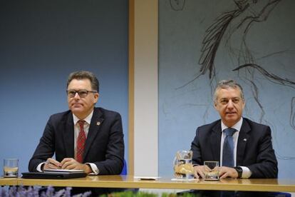Imanol Landa, presidente de Eudel, y el lehendakari Urkullu tras la reunión que han mantenido en la Lehendakaritza.