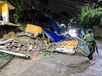 Escombros tras el colapso en un condominio debido a las fuertes lluvias de la tormenta tropical Karl, en Acapulco, Guerrero (México).