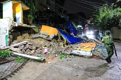Escombros tras el colapso en un condominio debido a las fuertes lluvias de la tormenta tropical Karl, en Acapulco, Guerrero (México).
