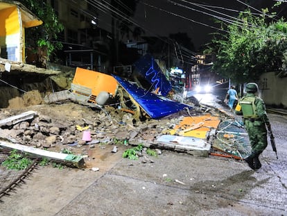 Escombros tras el colapso en un condominio debido a las fuertes lluvias de la tormenta tropical Karl, en Acapulco, Guerrero (México).