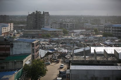 El ciclón Idai arrancó la mayoría de los tejados en los edificios de Beira.