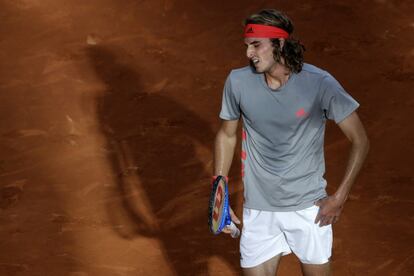 Stefanos Tsitsipas se lamenta tras perder un punto contra Novak Djokovic.