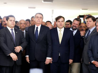 O presidente do Senado, Davi Alcolumbre (à esq.), o presidente Jair Bolsonaro e Rodrigo Maia na chapelaria do Congresso.