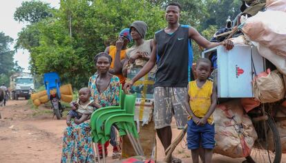Judro y su familia posan junto a la bicicleta en la que transportan electrodomésticos y otros enseres.