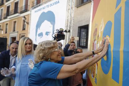 La alcaldesa de Madrid, Manuela Carmena, durante el acto organizado por el Grupo Municipal del PP para rendir homenaje a Miguel Ángel Blanco, hoy en la Plaza de la Villa de Madrid,