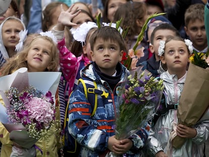 Pupils attend the Knowledge Day ceremony marking the start of a new school year, at a school in Moscow on September 1, 2022.