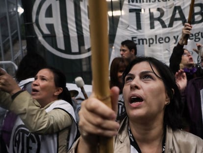 Integrantes de la ATE durante la protesta en Buenos Aires, el 3 de abril.