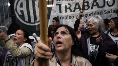 Integrantes de la ATE durante la protesta en Buenos Aires, el 3 de abril.