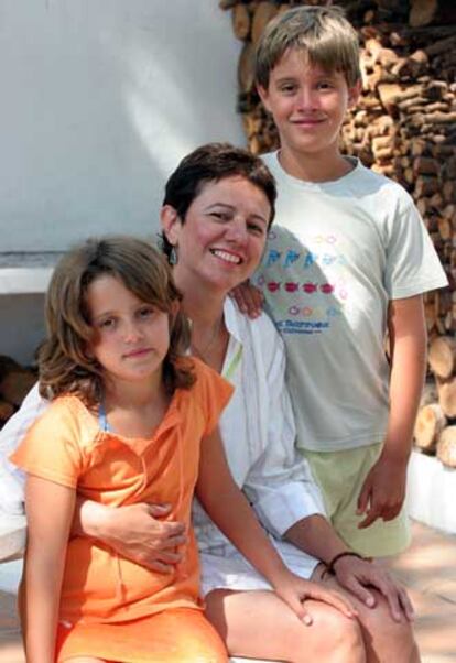 María Dolores, con sus hijos.