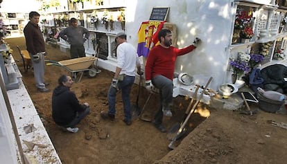 Primer día de exhumación de la fosa de Gerena donde fueron asesinadas 17 mujeres