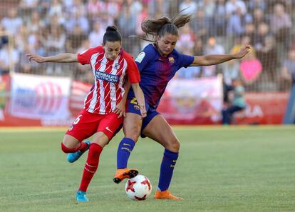 Kaci y Martens disputan el balón, en la final de la Copa de la Reina. 