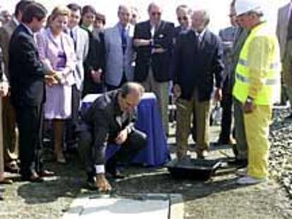 El presidente de la Junta de Andalucía, Manuel Chaves, cierra la urna que conmemora el inicio de las obras del AVE entre Córdoba y Málaga.
