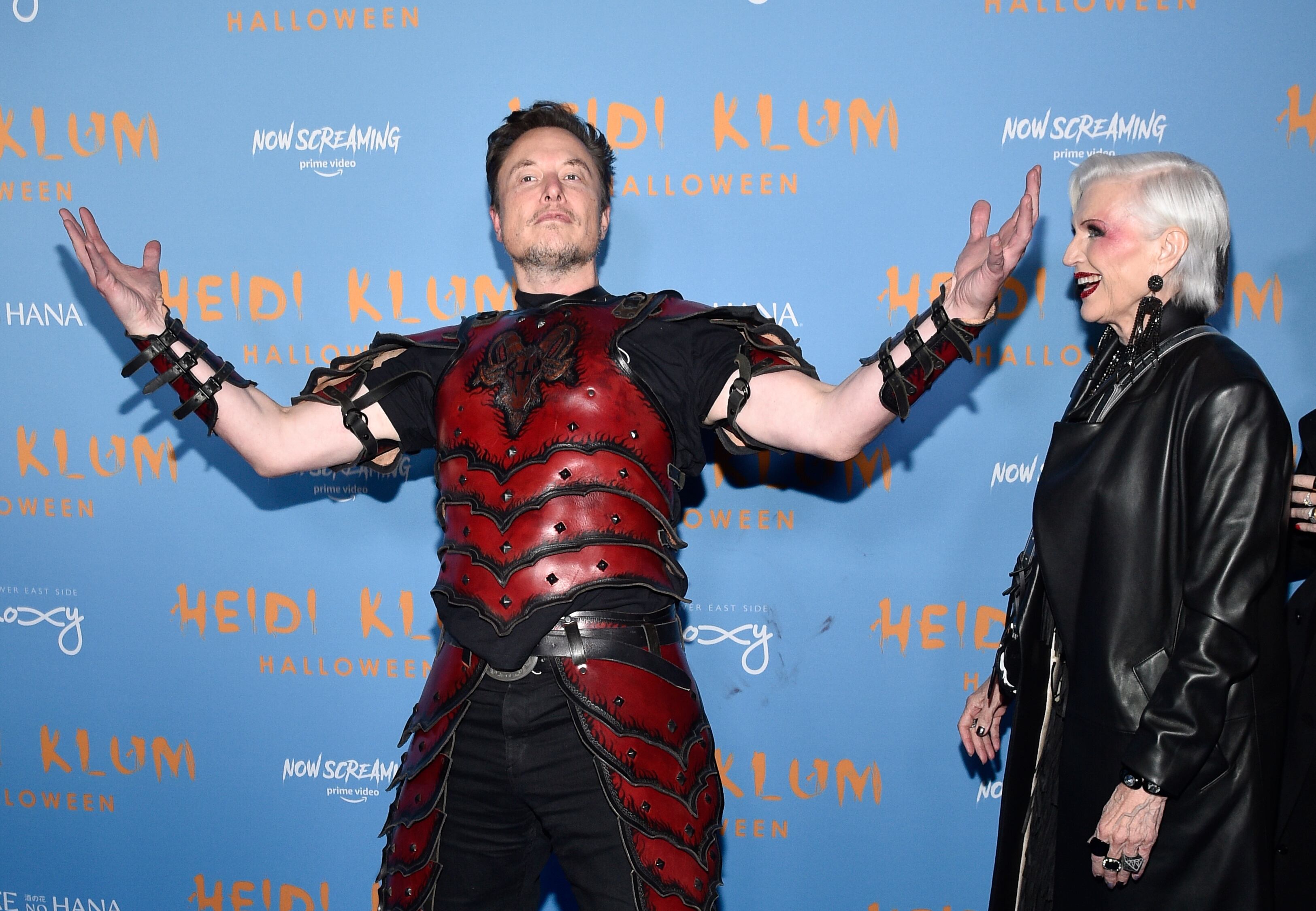 Elon Musk, disfrazado para una fiesta de Halloween, con su madre Maye Musk en octubre de 2022.