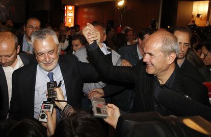 Manuel Chaves alza el brazo de Griñan después de las elecciones.
