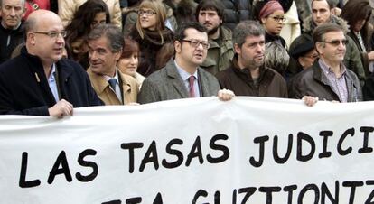 Desde la izquierda, el fiscal superior vasco, Juan Calparsoro; el juez decano de Bilbao, Alfonso González Guija; el magistrado Edmundo Rodríguez Achutegui y los líderes en Euskadi de CC OO, Unai Sordo, y UGT, Dámaso Casado, en la protesta contra las tasas judiciales.