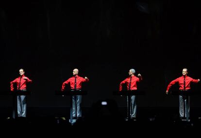 Kraftwerk interpreta el tema Roboter, en un concierto en Berlín en enero de 2015.