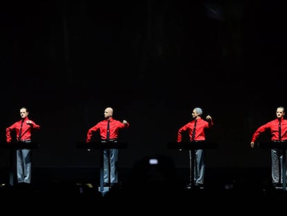 Kraftwerk interpreta el tema Roboter, en un concierto en Berl&amp;iacute;n en enero de 2015.