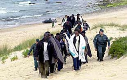 Un grupo de inmigrantes subsaharianos es trasladado por la Guardia Civil tras desembarcar en una playa de Tarifa cercana a Punta Paloma.