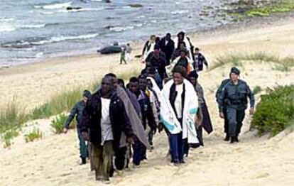 Un grupo de inmigrantes subsaharianos es trasladado por la Guardia Civil tras desembarcar en una playa de Tarifa cercana a Punta Paloma.