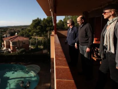 El propietario, X. Piñol (en el centro), enseña su villa valorada en un millón de euros a una pareja de rusos en la urbanización Punta de La Mora (Tarragona), el pasado jueves. 