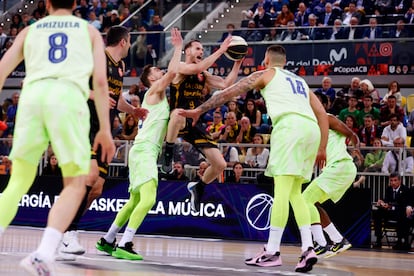 Marcelinho Huertas entra a canasta, en una imagen de la ACB