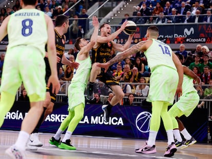 Marcelinho Huertas entra a canasta, en una imagen de la ACB