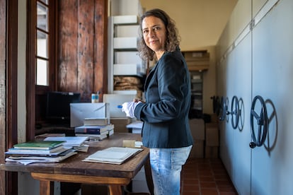 Yanet Acosta en el archivo del Ayuntamiento de Garachico, donde comenzó su proyecto.