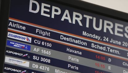 Una pantalla informativa muestra los vuelos en la terminal de salidas en el aeropuerto de Sheremetyevo en Moscú.