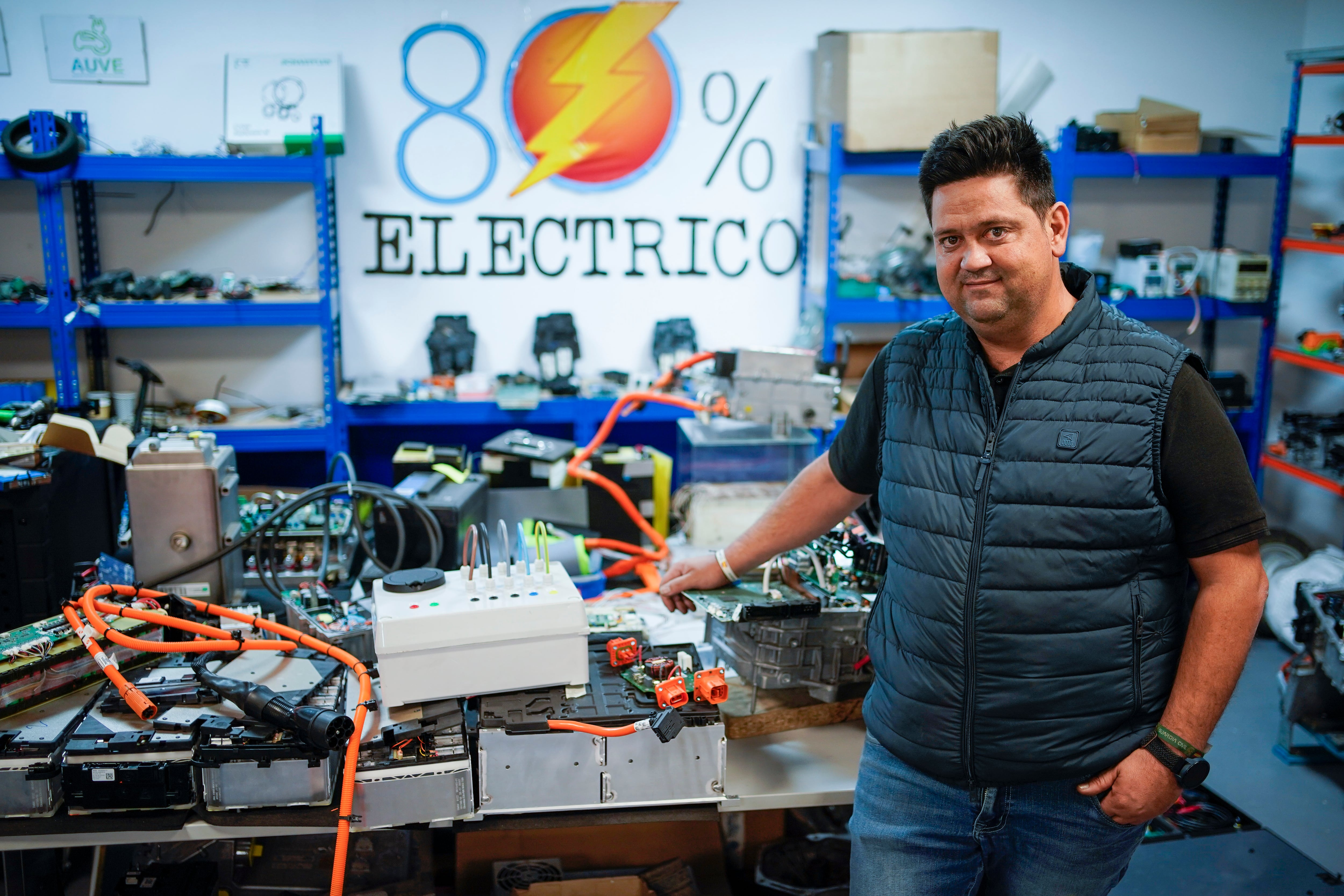 Jorge González, dueño de 80% eléctrico, donde da cursos para reciclar a mecánicos y diagnosticar fallos en cero emisiones. 