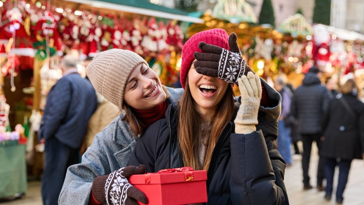 Amigas dándose un regalo.