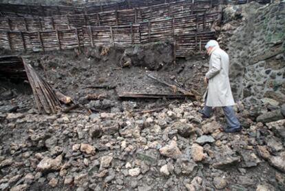 Un experto visita la zona del derrumbe, un muro en el patio de la Casa del Moralista de Pompeya.