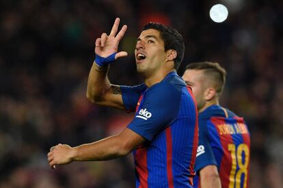 Suárez celebra el primer gol con un gesto de victoria hacia la grada.
