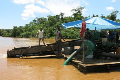 Maquina artesanal utilizada para dragar el río Ulindi en la RDC / Global Witness