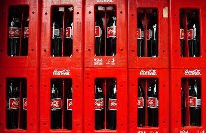 Botellas de Coca-cola en cajas