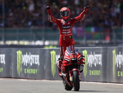 Pecco Bagnaia festeja el triunfo en el GP de Gran Bretaña.