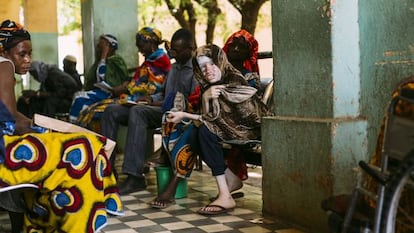 Rabiatou Traor&eacute;, de 15 a&ntilde;os, fotografiada el 26 de junio en el hospital de Bamako. Padece un c&aacute;ncer de piel en la cabeza. 