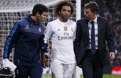 Marcelo se retira del campo acompañado por dos médicos del Madrid