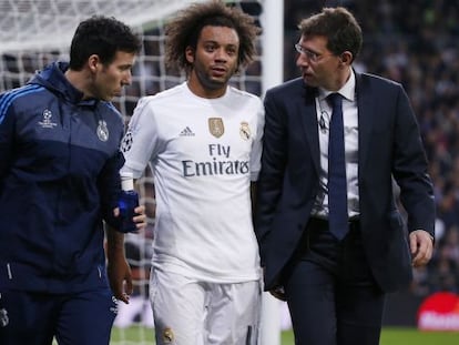Marcelo se retira del campo acompañado por dos médicos del Madrid
