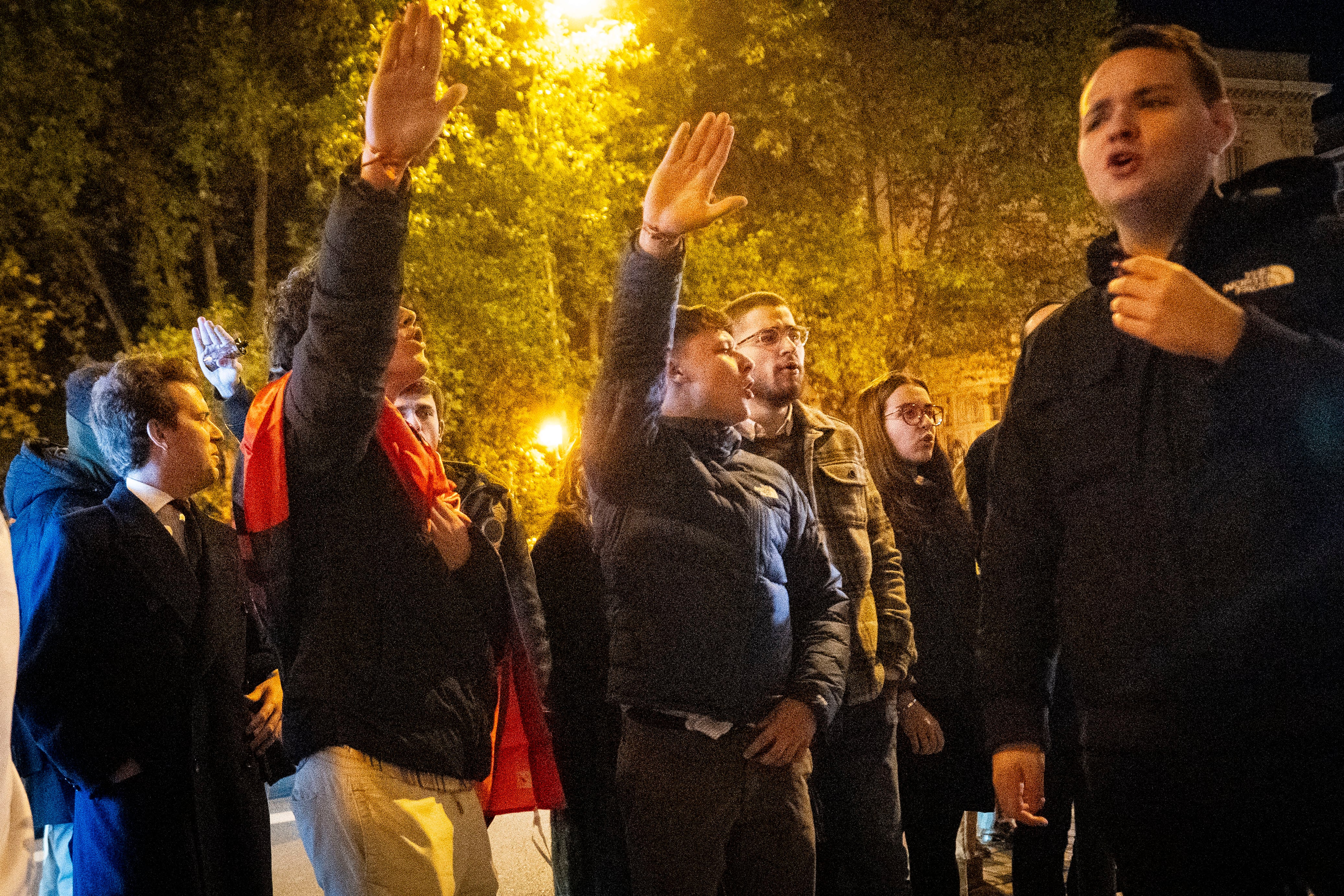 Asistentes a la misa por Franco, a las puertas de la iglesia.