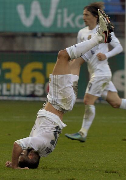 Daniel Carvajal falla durante el partido.