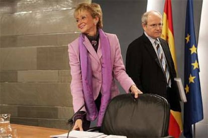 María Teresa Fernández de la Vega y José Montilla, tras el Consejo de Ministros.