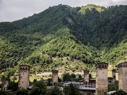 Panorámica de la ciudad de Mestia (Georgia), con las torres Svan como símbolo de esta región. Estos inmuebles servían de fortaleza o vivienda.