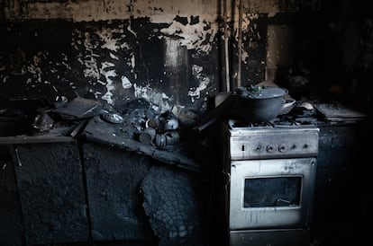 La cocina del apartamento de Natalia Velianinova, tras el bombardeo. 10) El bombardeado Hotel Ucrania, en Chernihiv. 11) Svitlana y Oleksiy Yeremenko, con una foto de su fallecido hijo Pavlo, en el estadio de fútbol de Chernihiv. 12) Escombros en el estadio de fútbol bombardeado, en Chernihiv. 13) Biblioteca bombardeada junto al estadio de fútbol de Chernihiv.