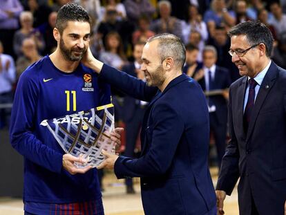 Iniesta y Bartomeu, en el homenaje a Navarro.