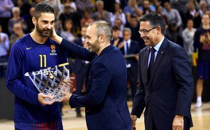 Iniesta y Bartomeu, en el homenaje a Navarro.